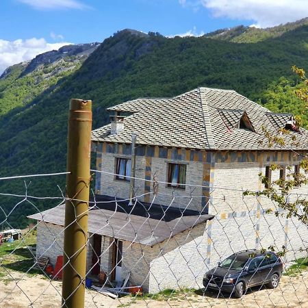 Bujtina E Tomorrit Hotel Ujanik Exterior foto