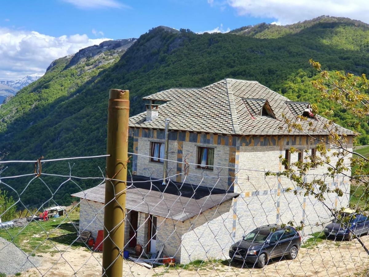 Bujtina E Tomorrit Hotel Ujanik Exterior foto