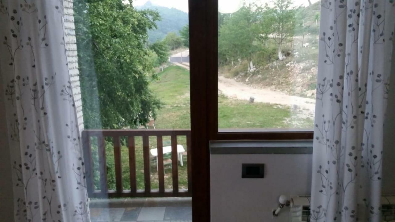 Bujtina E Tomorrit Hotel Ujanik Exterior foto
