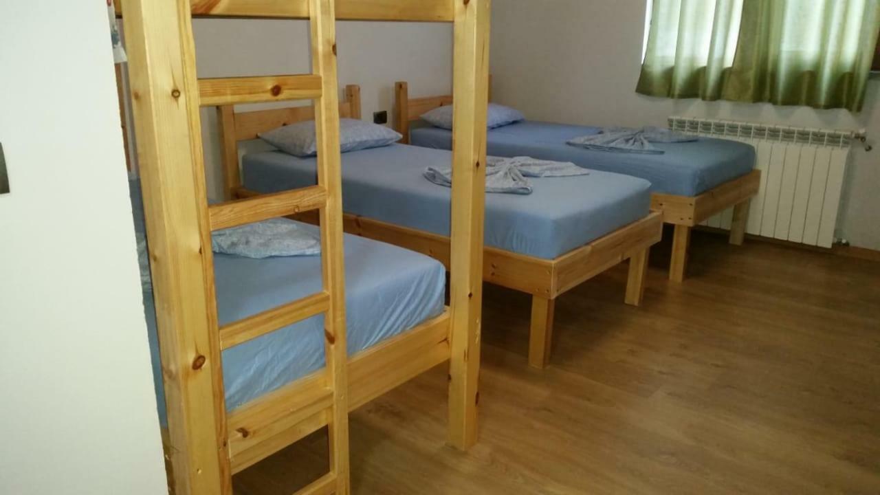Bujtina E Tomorrit Hotel Ujanik Exterior foto