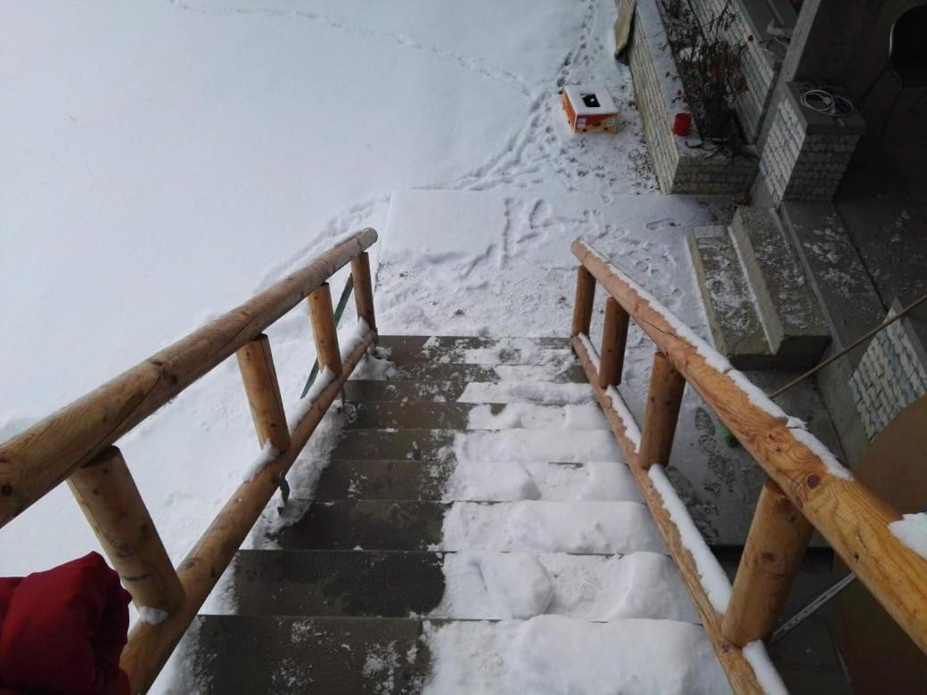 Bujtina E Tomorrit Hotel Ujanik Exterior foto